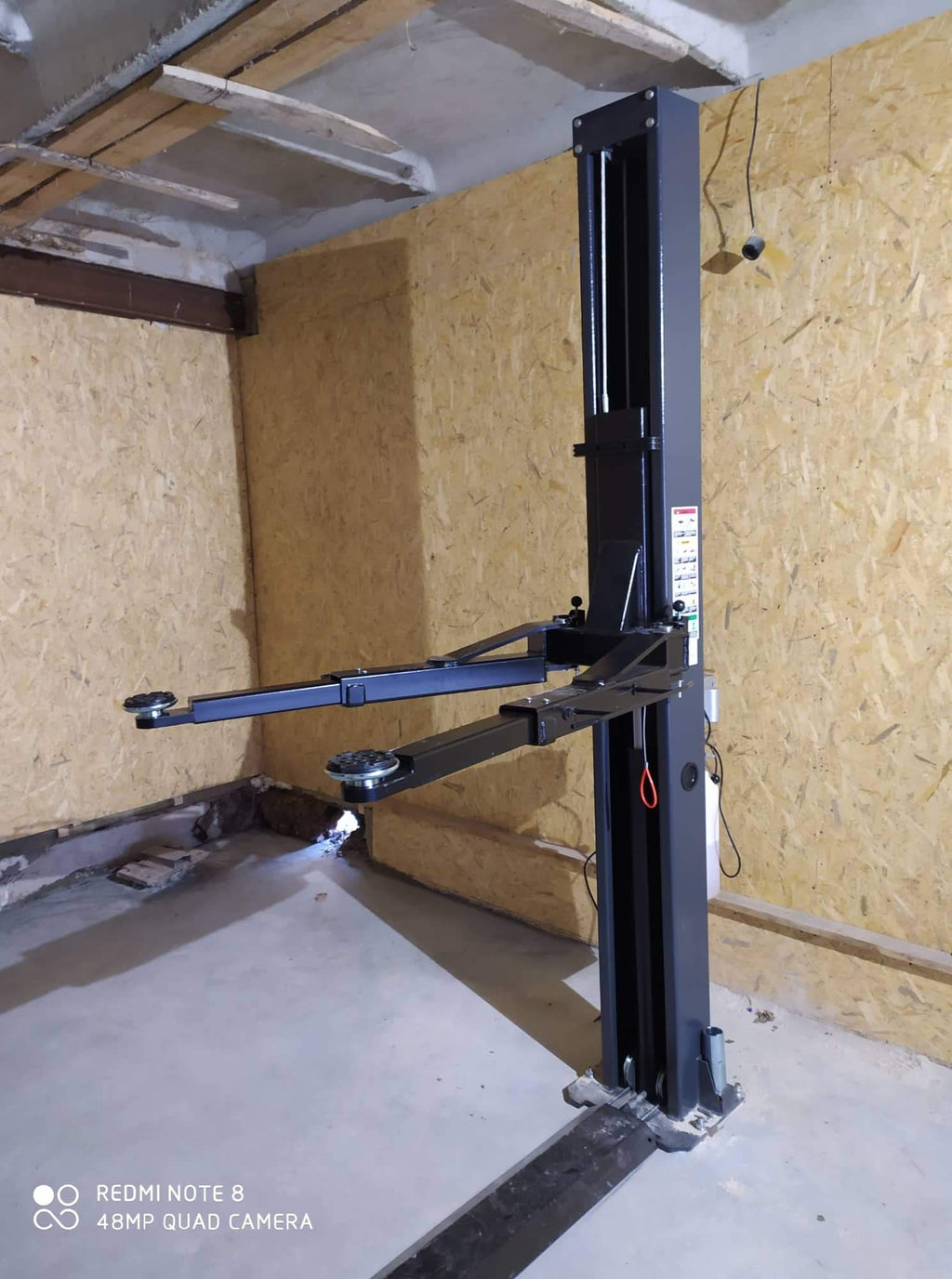 JH-4000F 2 statņu pacēlājs 4000 kg VIEDĀS APRĪKOJUMA 230/400 V