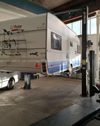EVO-55UEH divu statņu pacēlājs 5500 kg EVOLUTION/400V