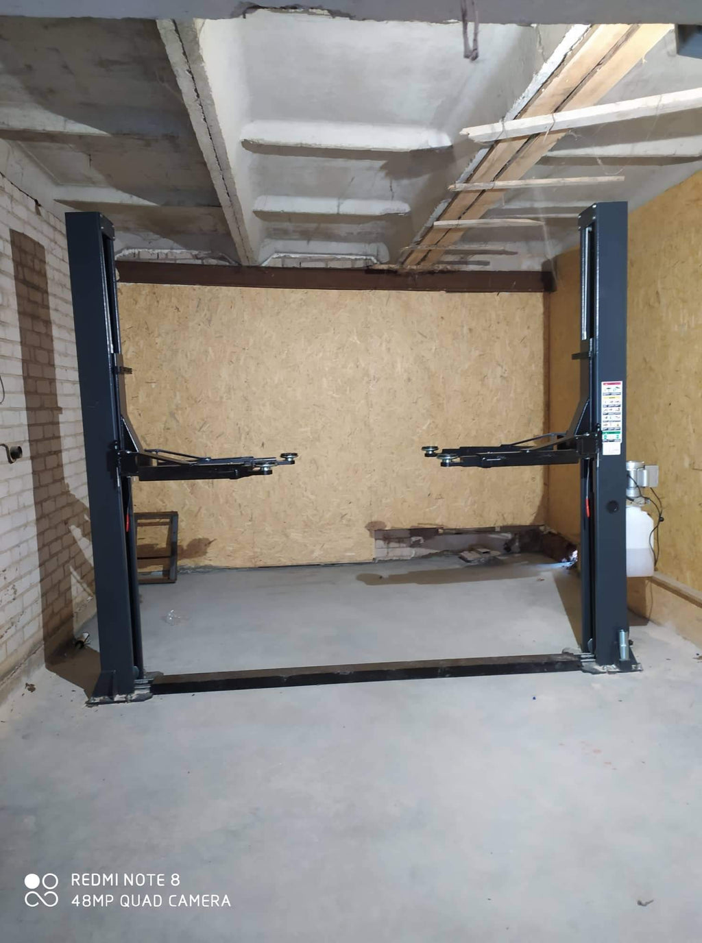 JH-4000F 2 statņu pacēlājs 4000 kg VIEDĀS APRĪKOJUMA 230/400 V