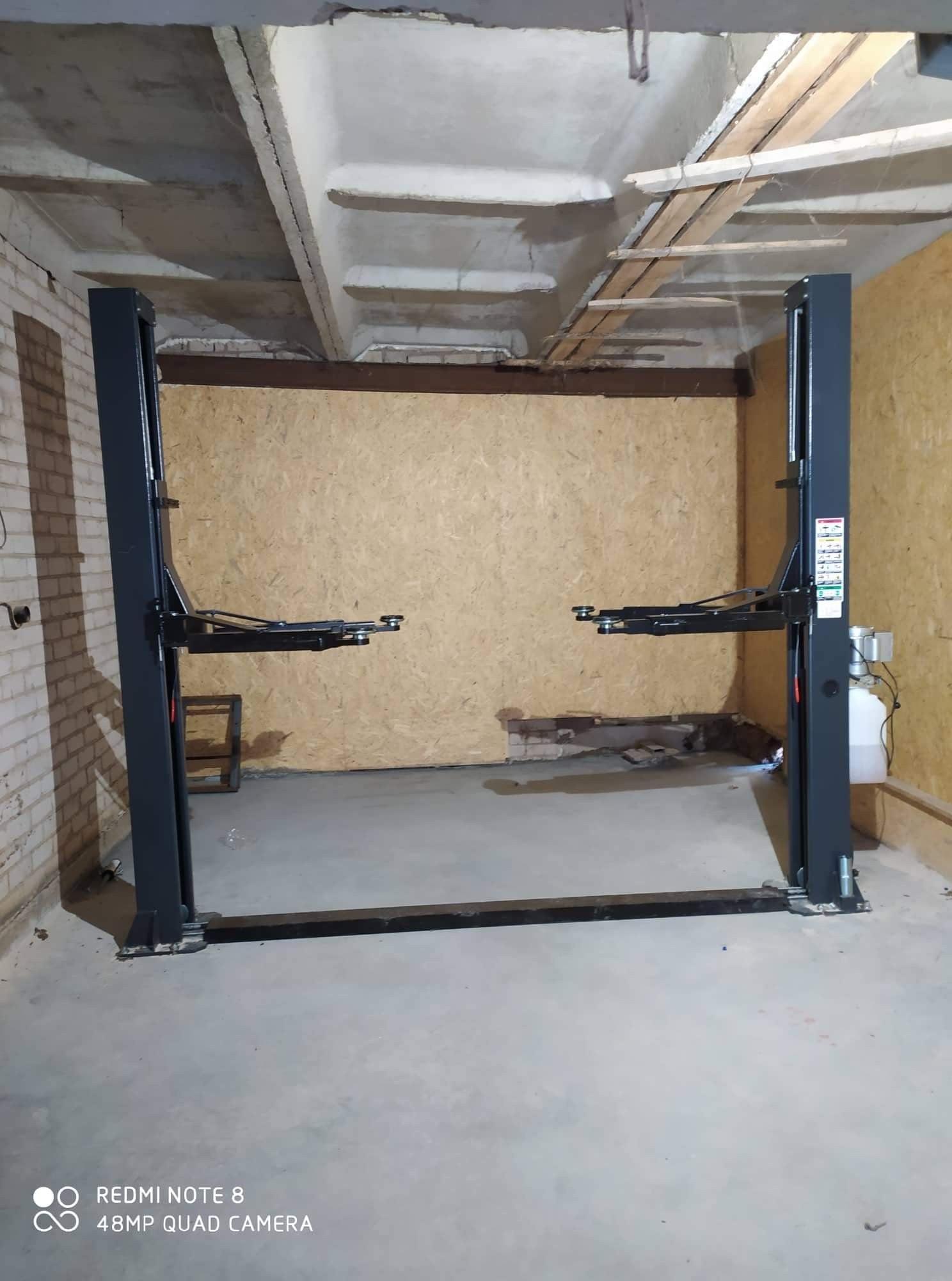 JH-4000F 2 statņu pacēlājs 4000 kg VIEDĀS APRĪKOJUMA 230/400 V