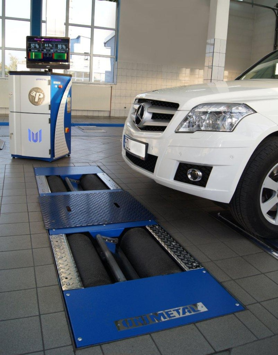 Profesionāls riteņu bremžu statīvs UNIMETAL vieglajām automašīnām līdz 3,5 t ar 4x4 pilnpiedziņas sistēmu.