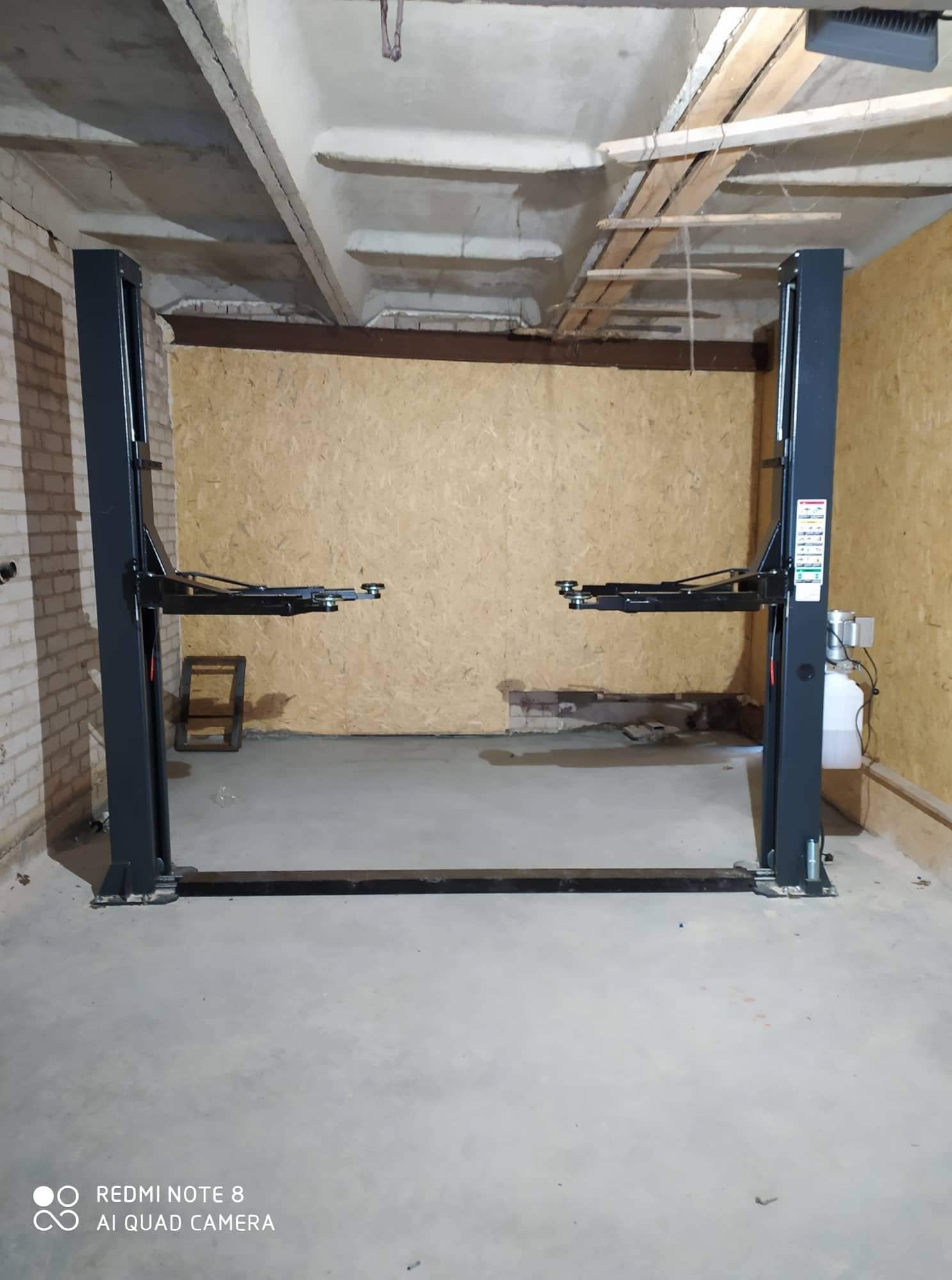 JH-4000F 2 statņu pacēlājs 4000 kg VIEDĀS APRĪKOJUMA 230/400 V