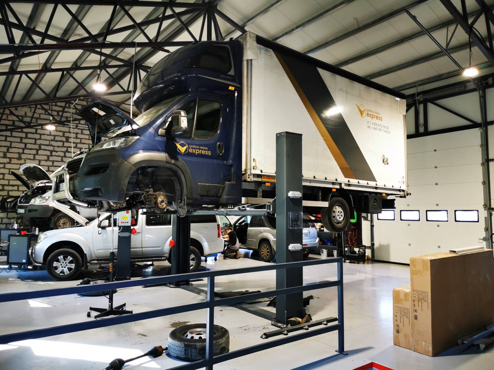 EVO-55E divu statņu pacēlājs 5500 kg EVOLUTION/400V