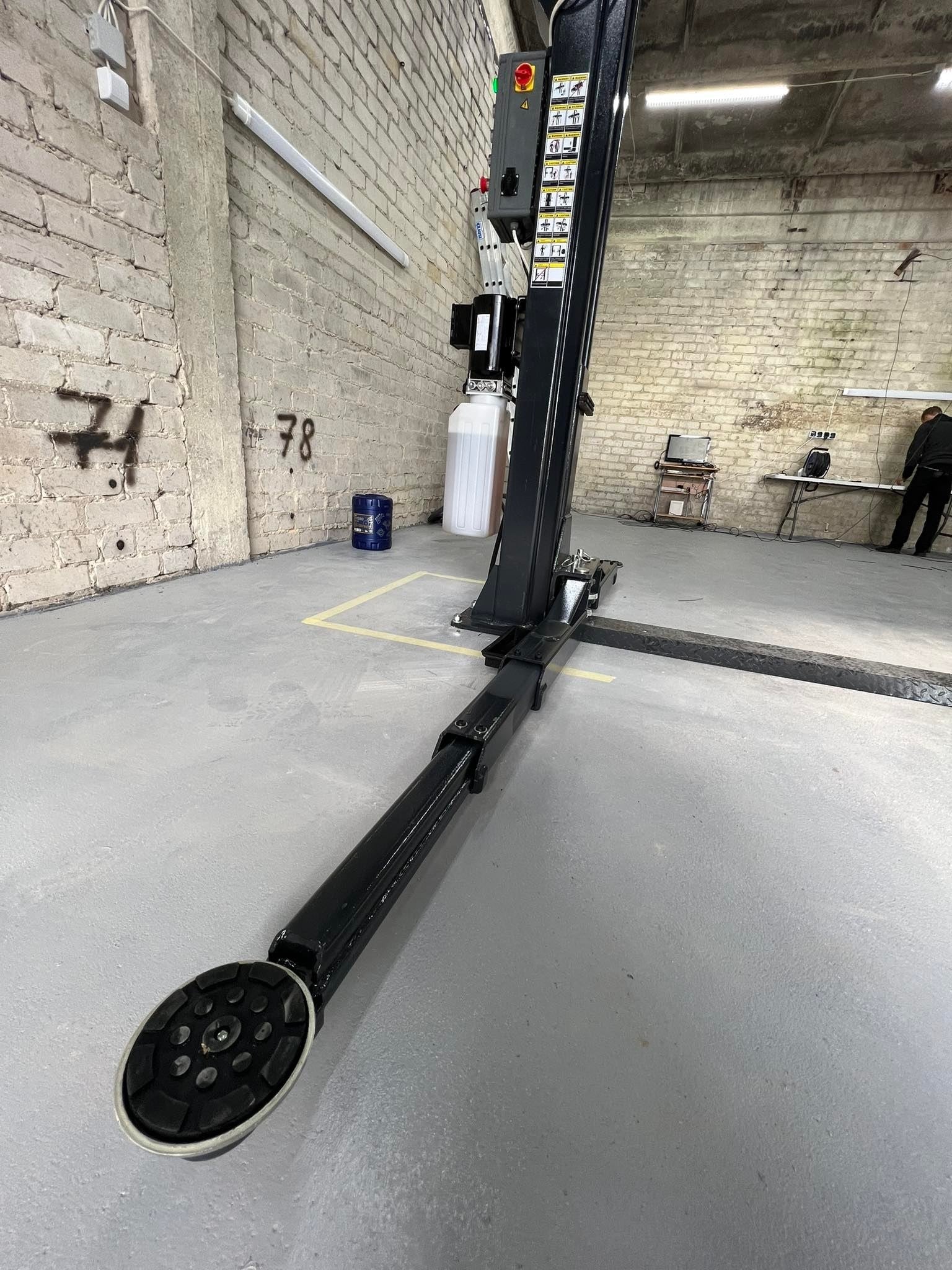 EVO-45E divu statņu pacēlājs 4500 kg EVOLUTION/230/400V