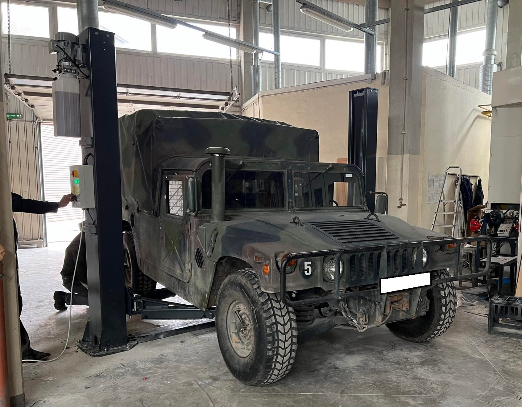 EVO-55E divu statņu pacēlājs 5500 kg EVOLUTION/400V