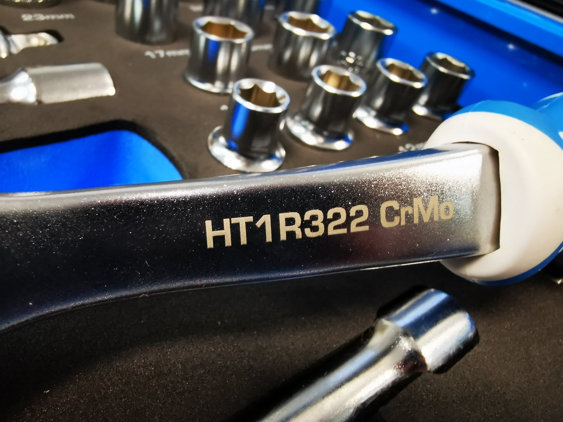 Instrumentu ratiņi ar 6 atvilktnēm un 223 instrumentiem Hogert Technik (Vācija)