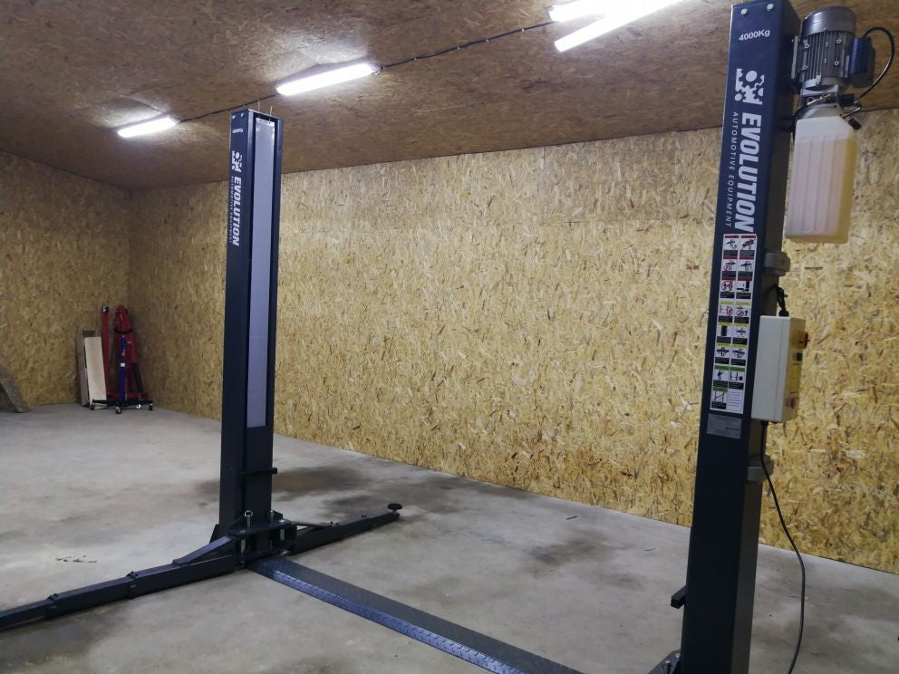 EVO-40E divu statņu pacēlāja 4000 kg EVOLUTION/230/400V kopija