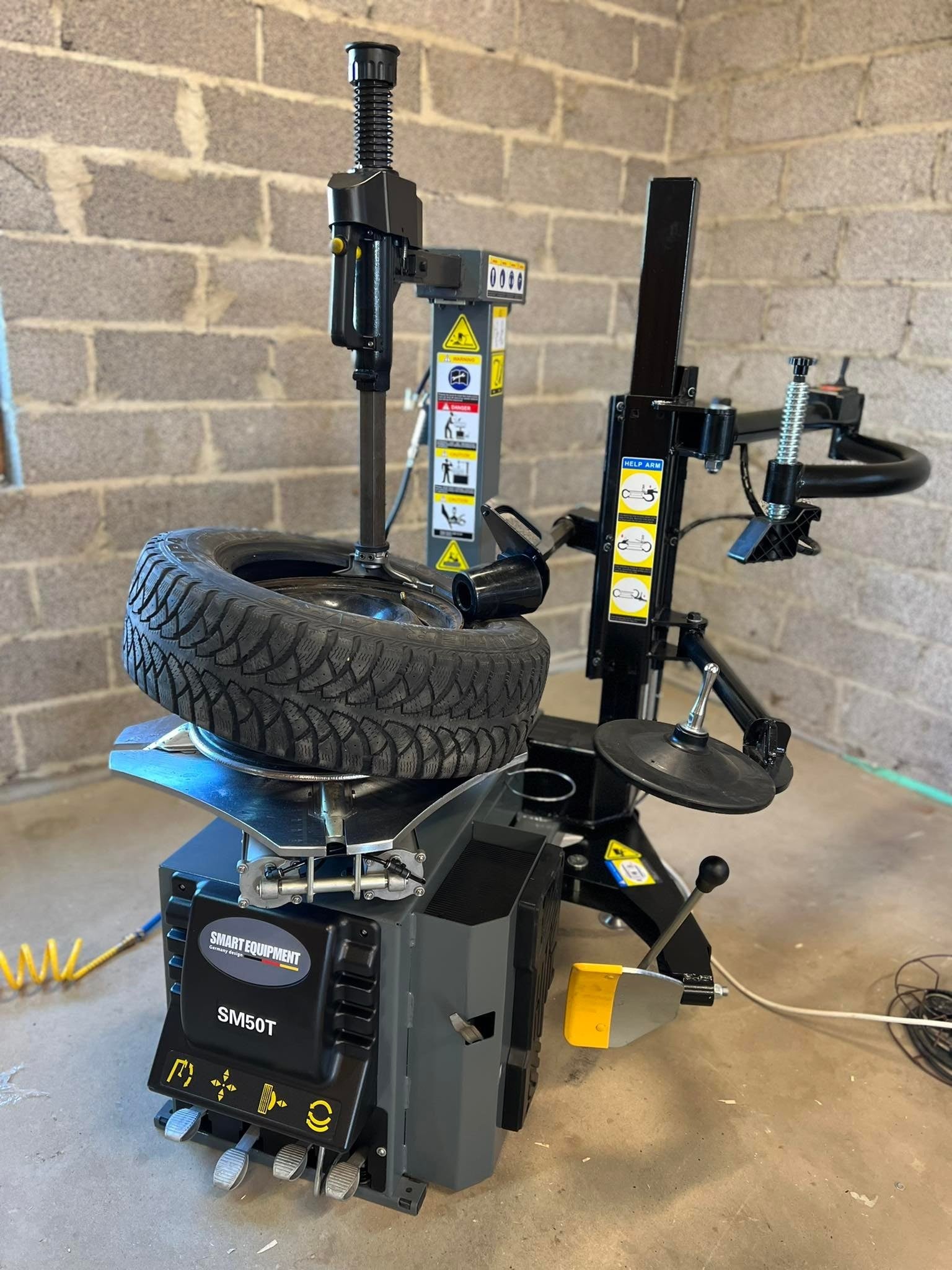 SM50T Automātiska riteņu montāžas iekārta 24"/2 ātrumi VIEDĀ APRĪKOJUMS